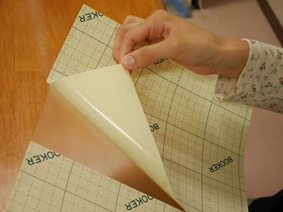 裏紙をはがしてみると